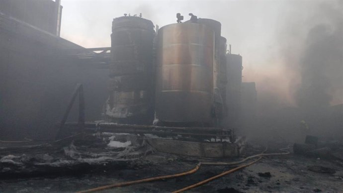 Imagen del incendio en la empresa Euroresin Oyón