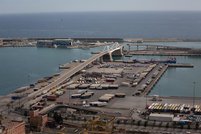 Archivo - Arquivo - Vista geral da doca de descarga no Porto de Barcelona, na Catalunha (Espanha), em 1º de abril de 2021. O Canal de Suez foi liberado para o tráfego nas primeiras horas de 29 de março, depois que o "Ever Given" foi desmantelado no Canal 