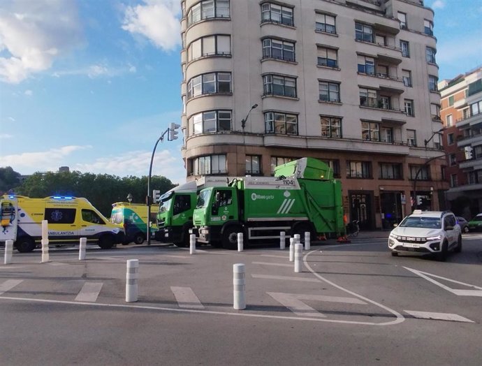 Ambulancias atendiendo a un hombre en Bilbao