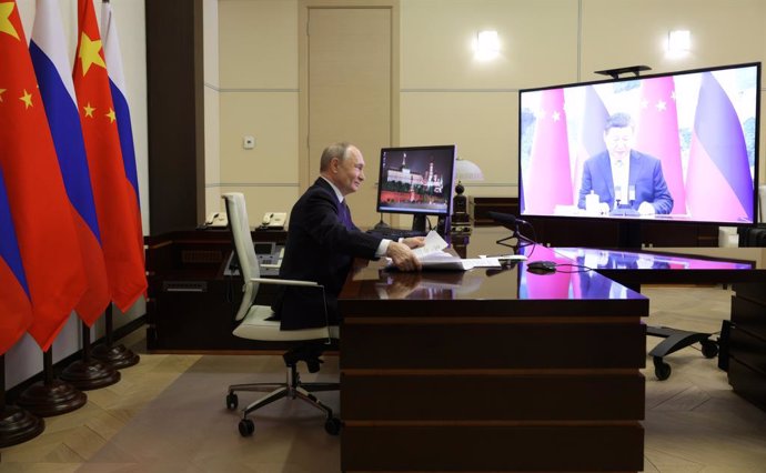 Archivo - January 21, 2025, Odintsovsky District, Moscow Oblast, Russia: Russian President Vladimir Putin, holds a video conference meeting with Chinese President Xi Jinping from the Novo-Ogaryovo state residence, January 21, 2025 in Odintsovsky District,