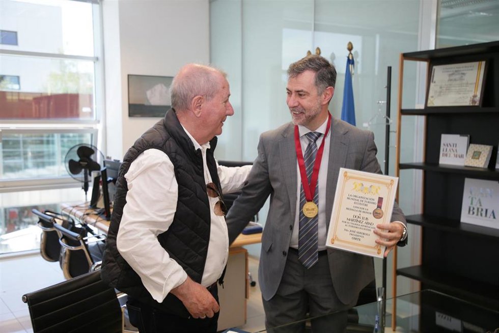 El consejero de Turismo, Luís Martínez Abad, y el presidente de la Organización Mundial del Turismo Ecuestre, José Sererols, han firmado un protocolo para la promoción de las rutas a caballo.