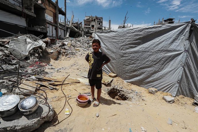 27 de abril de 2025, Beit Lahia, Faixa de Gaza, Território Palestino: Palestinos se empurram na fila para receber uma porção de comida de uma cozinha de caridade, em Beit Lahia, no norte da Faixa de Gaza, em 27 de abril de 2025. De acordo com a agência de