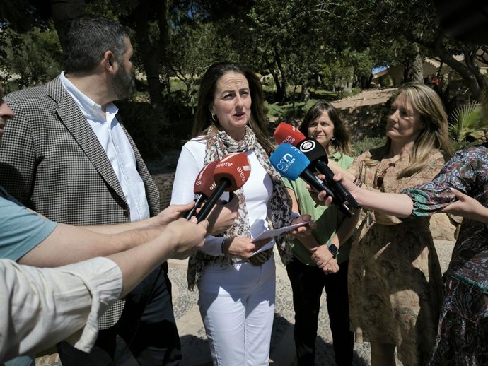 Archivo - Arquivo - A delegada do governo regional em Almeria, Aránzazu Martín, atende à imprensa após sua visita técnica, em 7 de maio de 2024, em Almeria, Andaluzia (Espanha). A delegada do governo regional em Almeria, Aránzazu Martín, faz uma visita té