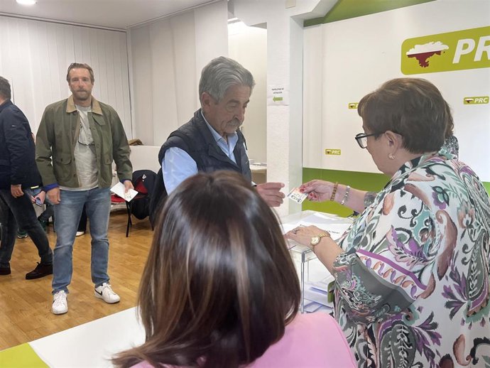 El secretario general del PRC, Miguel Ángel Revilla, ha votado este domingo a mdiodía en las primarias para elegir a su sucesor como candidato electoral en las próximas autonómicas