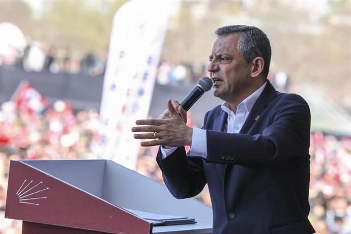 Archivo - El presidente del CHP, Özgur Özel, durante un mítin en Estambul 