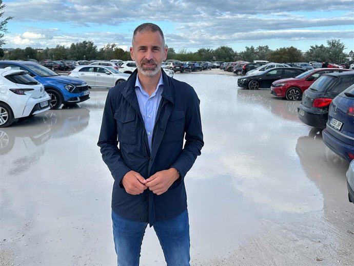 El concejal socialista Ángel Ortiz en el aparcamiento de Miraflores