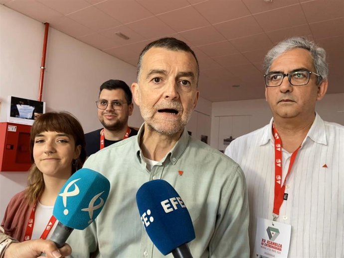 El coordinador federal de Izquierda Unida (IU), Antonio Maíllo, atiende a los medios este domingo en Mérida con motivo de la XV Asamblea de IU Extremadura