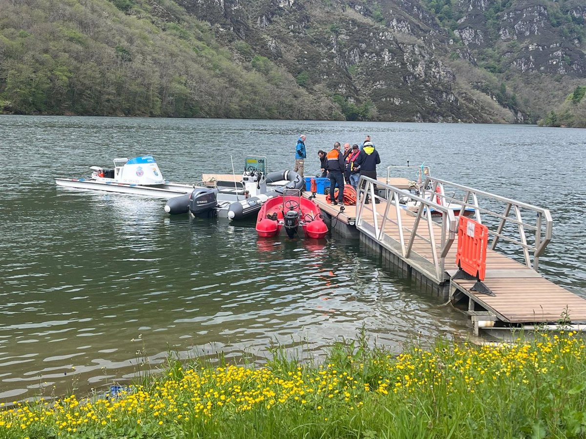 Los buzos ya trabajan en la recuperación del helicóptero del SEPA hundido en el embalse de Tanes (Caso)