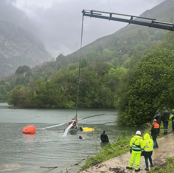 Rescate del helicóptero del SEPA hundido en el embalse de Tanes (Caso).