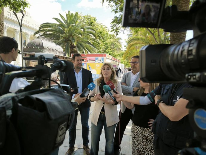 Carolina España atiende a los medios de comunicación en Málaga