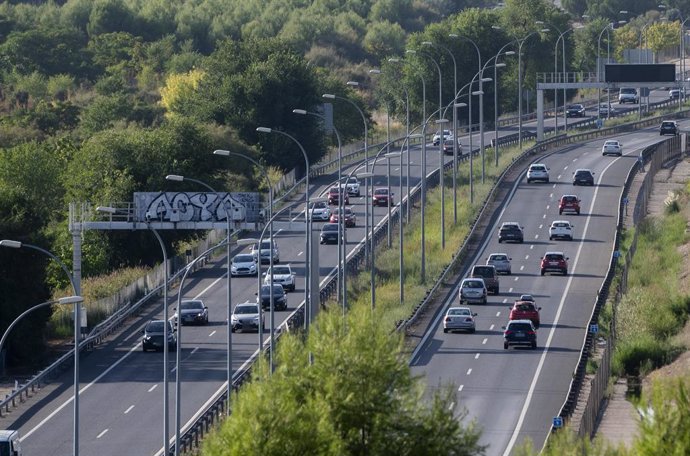 Archivo - Varios vehículos en la autovía A3, a 1 de septiembre de 2024, en Madrid (España). La Dirección General de Tráfico (DGT) prevé 4.760.000 movimientos de largo recorrido con motivo de la operación retorno del verano que se puso en marcha desde el p