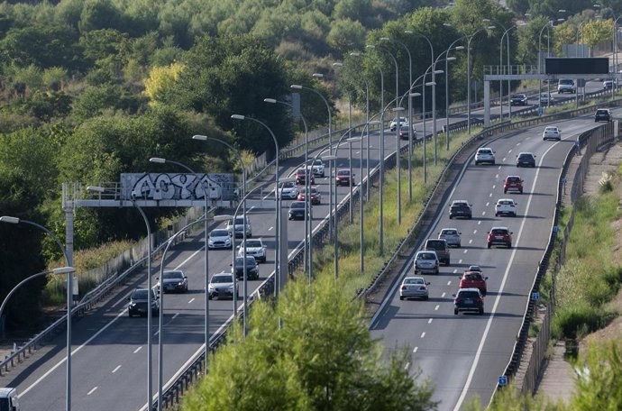 Archivo - Arquivo - Vários veículos na autoestrada A3 em 1º de setembro de 2024 em Madri (Espanha). A Direção Geral de Tráfego (DGT) espera que 4.760.000 viagens de longa distância sejam feitas durante a operação de retorno de verão, que começou em 1º de 