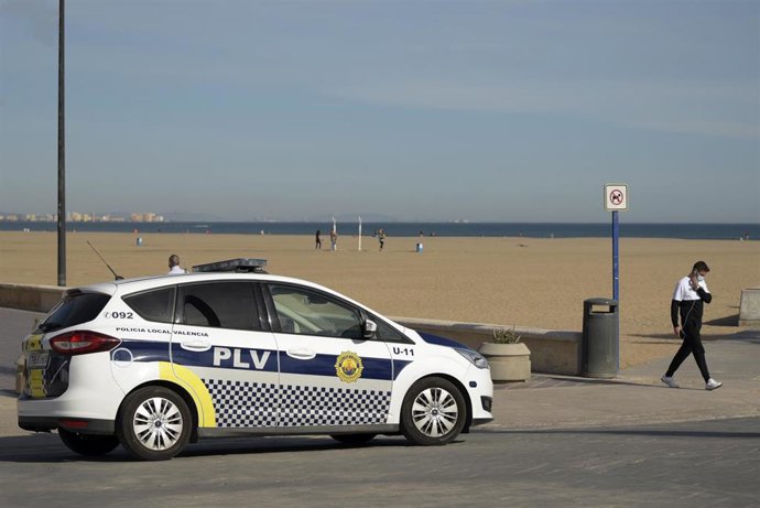 Archivo - Un coche de la Policía Local en la playa de Malva-rosa en València, Comunidad Valenciana (España), a 29 de enero de 2021