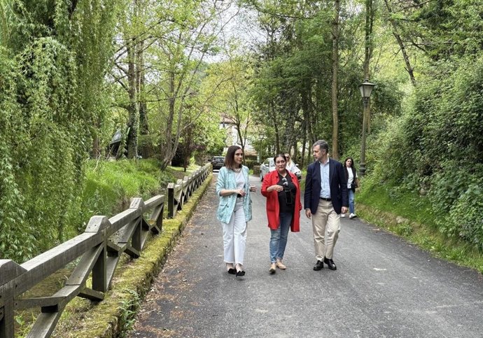 El consejero de Turismo, Luís Martínez Abad, la alcaldesa de Cabuerniga, Rosa Fernández, y la directora de Turismo, María Saiz, en la visita a la 'Ruta de las mieses' en dicho municipio