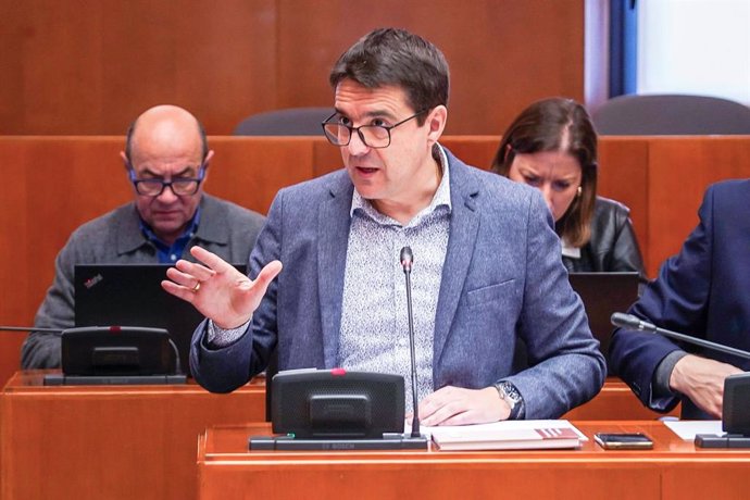 El portavoz socialista en la Comisión de Hacienda, Presupuestos, Interior y Administración Pública de las Cortes de Aragón, Óscar Galeano.