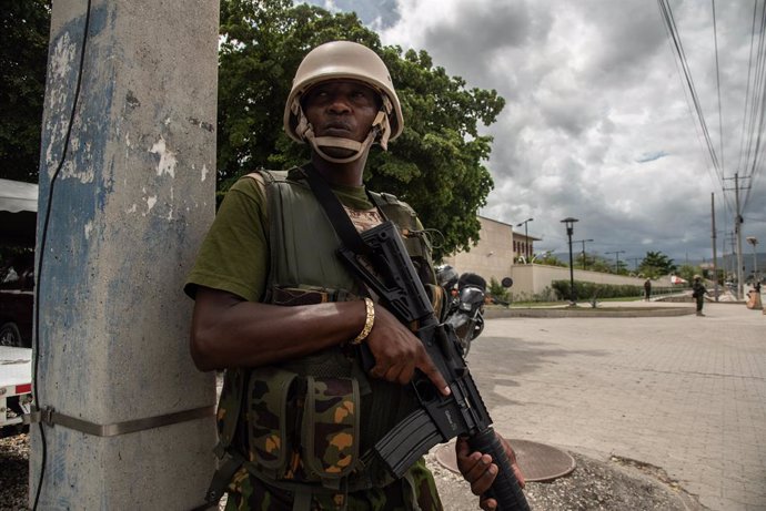 Archivo - Imatge d'arxiu d'un policia kenyà 