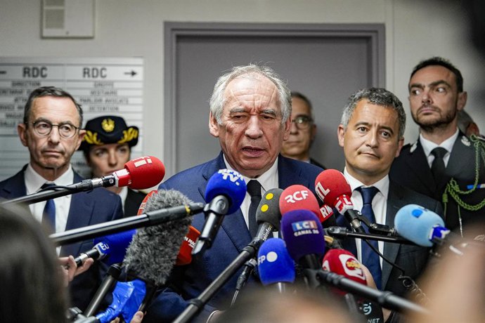 23 de abril de 2025, Saint-Quentin_fallavier, Auvergne Rhone Alpes, França: François Bayrou em uma coletiva de imprensa cercado por Bruneau Retailleau e Gérald Darmanin em apoio aos funcionários da prisão, após vários ataques DDFP "Droits Des Prisonnie