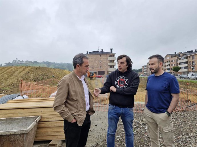 El consejero de Ordenación de Territorio, Ubanismo, Vivienda y Derechos Ciudadanos, Ovidio Zapico; el alcalde de Llanera, Gerardo Sanz, y el director general de Vivienda, Jesús Daniel Sánchez.