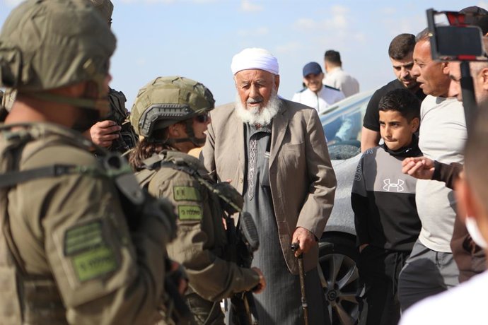 2 de maio de 2025, Hebron, Cisjordânia, Território Palestino: O exército israelense impede que cidadãos palestinos acessem suas terras ameaçadas de confisco. Dezenas de proprietários de terras palestinos se reuniram na cidade de Adh Dhahiriya, ao sul de H