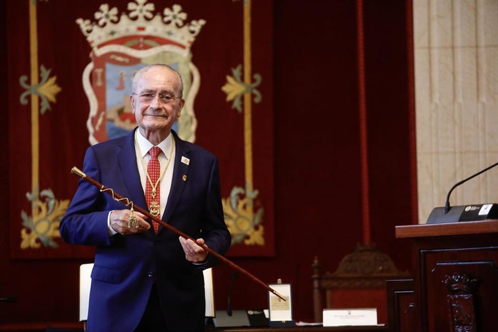Archivo - El alcalde de Málaga, Francisco de la Torre, posa con el bastón de mando durante el pleno de investidura de la nueva corporación municipal en el Ayuntamiento de Málaga, a 17 de junio de 2023 en Málaga