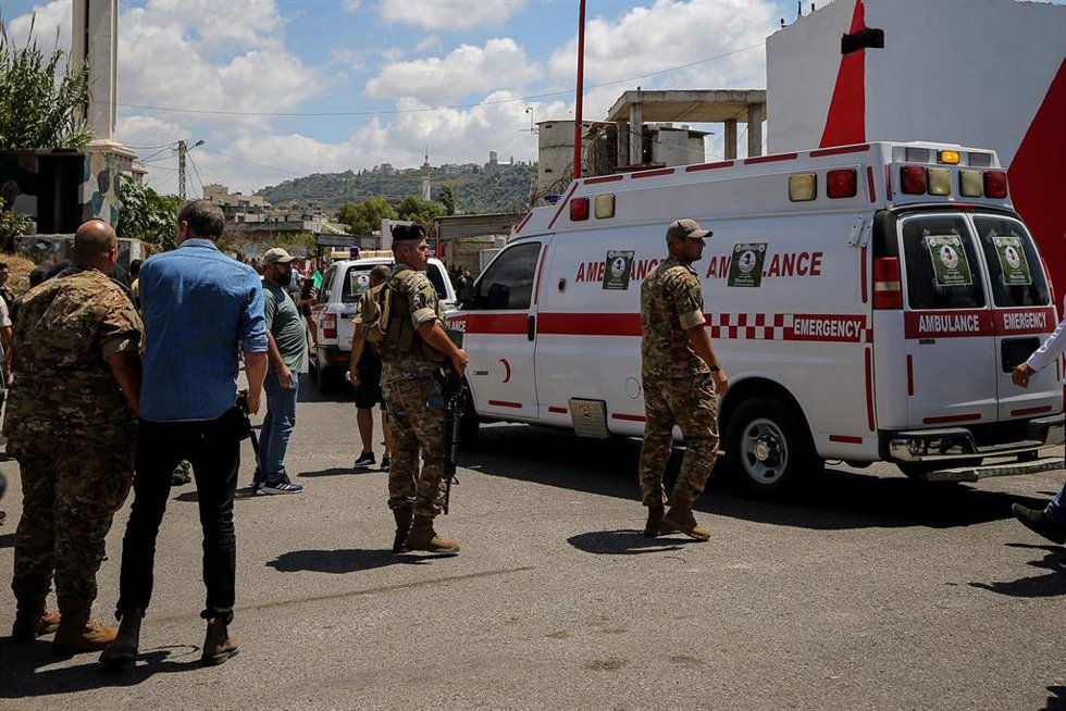 Archivo - Militares y una ambulancia en el campamento de refugiados de Ain al Hilwé, en el sur de Líbano (archivo)