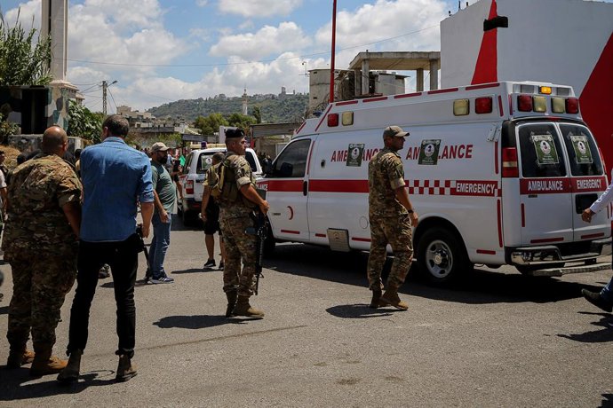 Archivo - Arquivo - 10 de agosto de 2024, Sidon, Sidon, Líbano: Soldados do exército libanês protegem uma área enquanto uma ambulância com o corpo do comandante do Hamas, Samer al-Hajj, entra no campo de refugiados palestinos de Ain al-Hilweh, na cidade p