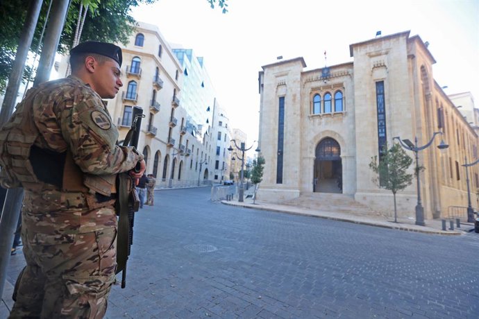Archivo - BEIRUT, Jan. 8, 2025 -- Um soldado faz a guarda do lado de fora do Parlamento em Beirute, Líbano, em 8 de janeiro de 2025. O presidente do Parlamento do Líbano, Nabih Berri, convocou na terça-feira uma sessão geral a ser realizada na quinta-feir