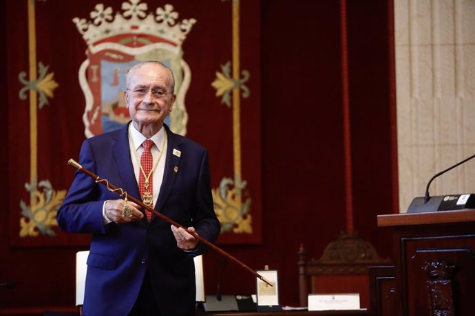 Archivo - El alcalde de Málaga, Francisco de la Torre, posa con el bastón de mando durante el pleno de investidura de la nueva corporación municipal en el Ayuntamiento de Málaga, a 17 de junio de 2023 en Málaga (Andalucía, España). El alcalde de Málaga, F