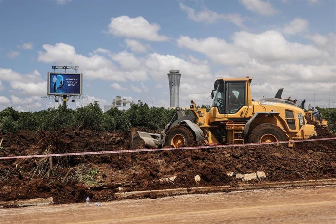 Fuerzas de seguridad israelíes acordonan el aeropuerto internacional de Ben Gurión tras el ataque hutí 