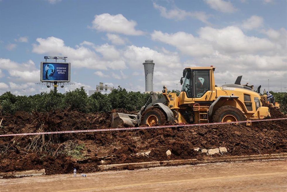 Fuerzas de seguridad israelíes acordonan el aeropuerto internacional de Ben Gurión tras el ataque hutí
