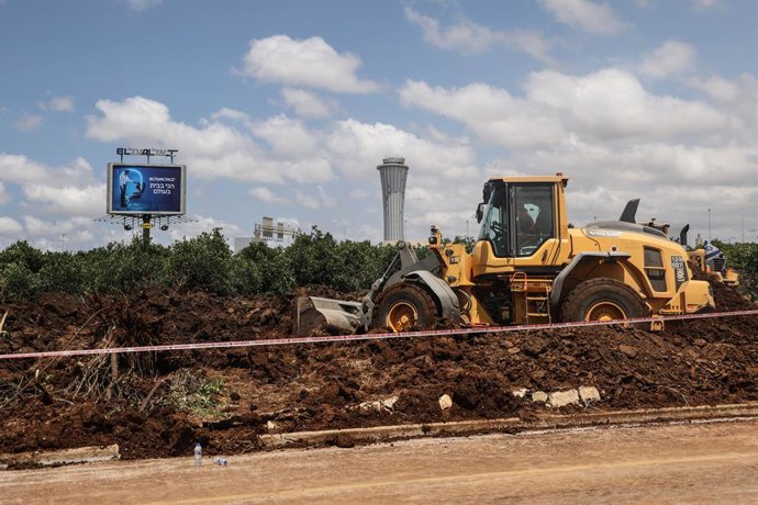 May 4, 2025, Tel Aviv, Tel Aviv, Israel: TEL AVIV, ISRAEL - MAY 04: Israeli security forces take measures after Yemen's Houthi group attack the Ben Gurion Airport in Tel Aviv, Israel on May 04, 2025. Yemen's Houthi group said on Sunday that they had launc