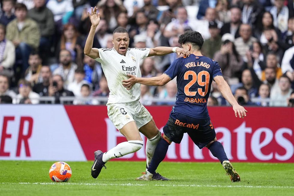 Kylian Mbappé y Yoel Lago en el Real Madrid-Celta