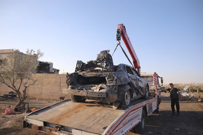 SWEIDA (SÍRIA), 2 de maio de 2025 -- Um veículo destruído em um suposto ataque de drones israelenses é içado para um caminhão em Sweida, no sul da Síria, em 2 de maio de 2025. Um ataque aéreo teve como alvo um local a oeste da província de Sweida, no sul 