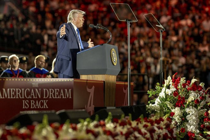 1º de maio de 2025, Tuscaloosa, Alabama, Estados Unidos: O presidente dos EUA, Donald Trump, faz o discurso de formatura na cerimônia de graduação da Universidade do Alabama, no Coleman Coliseum, em 1º de maio de 2025, em Tuscaloosa, Alabama.