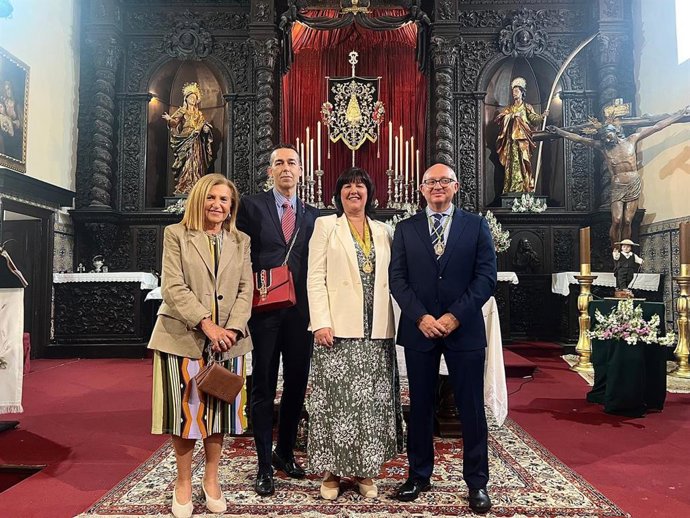 El teniente de alcalde de Fiestas, David Calleja, junto a los concejales de Juventud, José Ignacio González Nieto, y Bienestar Social, Carmen Lara, han acompañado Este domingo a la Hermandad del Rocío de El Puerto de Santa María en la celebración de Su