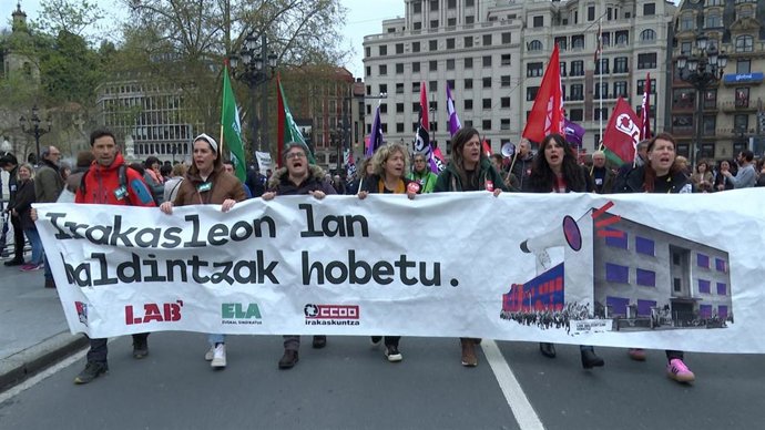 Archivo - Manifestación de profesores de educación pública en Bilbao.