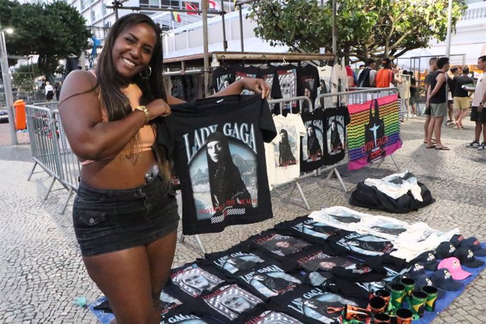 April 30, 2025, Rio De Janeiro, Rio De Janeiro, Brasil: Rio de janeiro (rj), 04/30/2025 - movement/rio/lady gaga- movement of fans of singer lady gaga in front of the copacabana palace, on copacabana beach, south zone of rio de janeiro, fans await an appe
