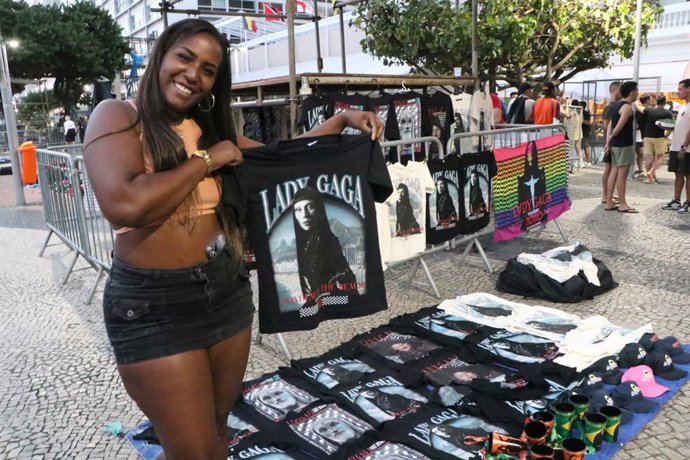30 de abril de 2025, Rio de Janeiro, Rio de Janeiro, Brasil: Rio de janeiro (rj), 30/04/2025 - movimento/rio/lady gaga- movimento de fãs da cantora lady gaga em frente ao copacabana palace, na praia de copacabana, zona sul do rio de janeiro, os fãs aguard