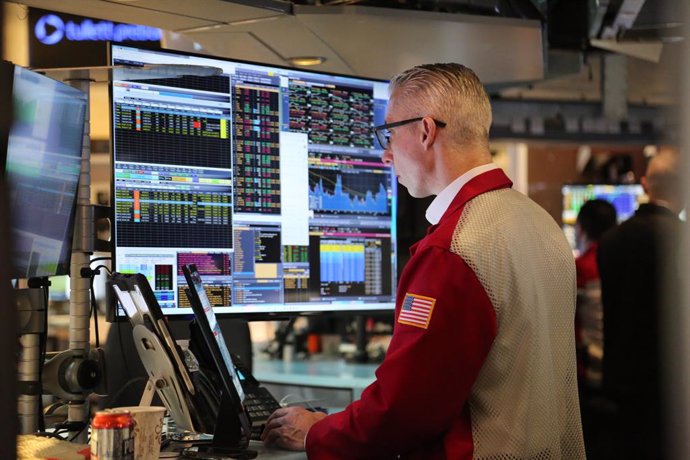 NEW YORK, May 2, 2025  -- A trader works on the floor of the New York Stock Exchange in New York, the United States, on May 2, 2025. U.S. stocks extended gains on Friday, as a stronger-than-expected jobs report reassured investors about the economy's resi