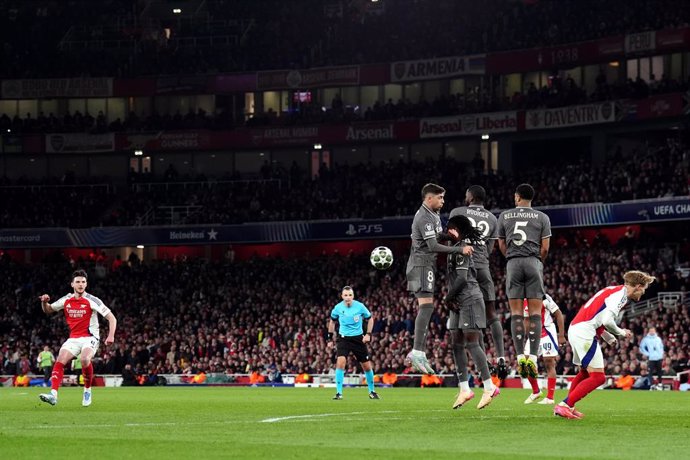 08 April 2025, United Kingdom, London: Arsenal's Declan Rice (L) scores his side's first goal during the UEFA Champions League quarter final first leg soccer match between Arsenal and Real Madrid at the Emirates Stadium. Photo: John Walton/PA Wire/dpa