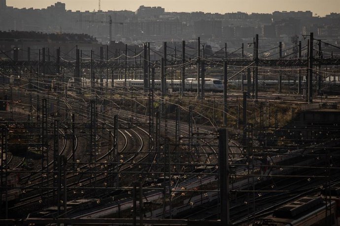 Archivo - Vista general de las vías de la estación de Atocha-Almudena Grandes, a 26 de marzo de 2025, en Madrid (España). Renfe y Adif han iniciado a las 06.30 horas de la mañana su cuarta jornada de huelga con paros en tres momentos diferentes del día. E