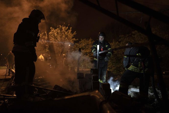 2 de maio de 2025, Kharkiv, Kharkiv, Ucrânia: Dezessete drones caíram na cidade de Kharkiv, provocando incêndios em várias áreas residenciais e ferindo 46 pessoas
