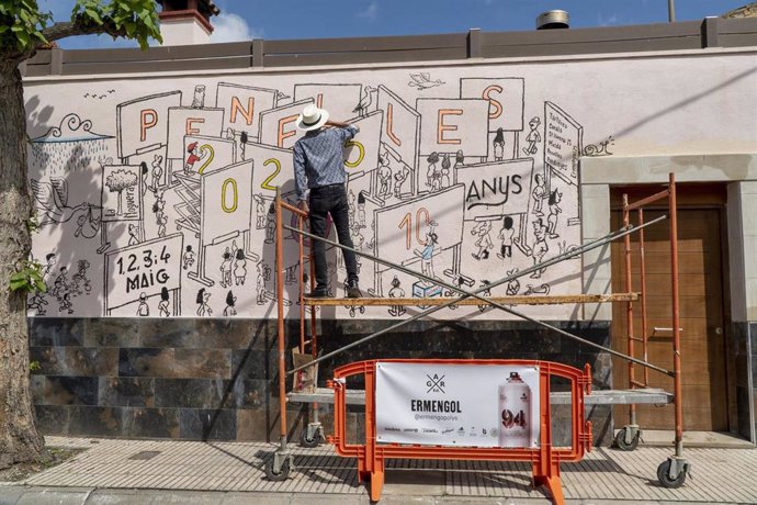 El dibujante Ermengol pintando un mural