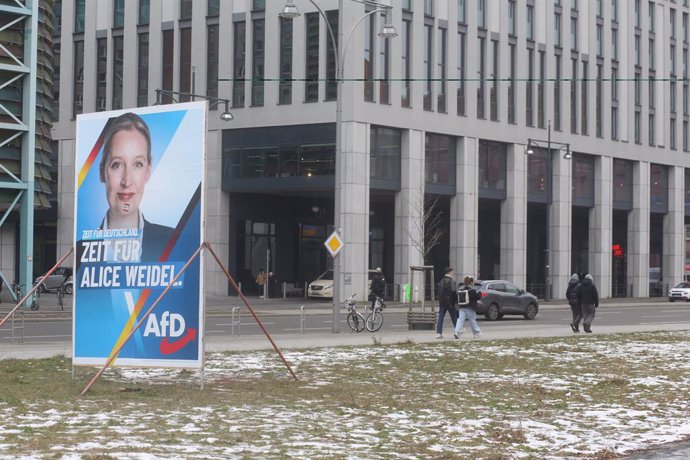 Archivo - February 21, 2025, Berlin, Germany: An AFD poster announcing that the opportunity has arrived for Alice Wedel as the general election on Sunday approaches. Weidel's party, the AFD, is polling well and occupies second place behind the CDU. The Ge