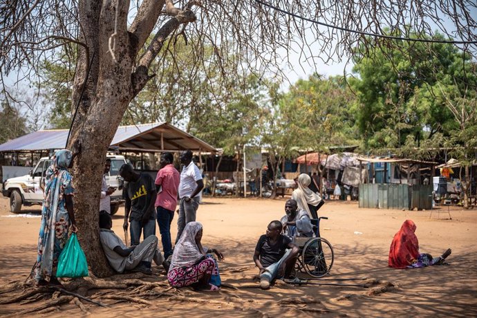 Archivo - JUBA, Feb. 28, 2025  -- Sudanese refugees wait outside the United Nations High Commissioner for Refugees (UNHCR) office for registration at the Gorom refugee settlement on the outskirts of Juba, South Sudan, Feb. 27, 2025. The Gorom refugee sett