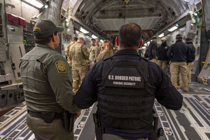 Archivo - Arquivo - 23 de janeiro de 2025, Tucson, Az, Estados Unidos: Agentes da Alfândega e Proteção de Fronteiras dos EUA se preparam para carregar imigrantes sem documentos em uma aeronave de transporte C-17 Globemaster III da Força Aérea dos EUA para