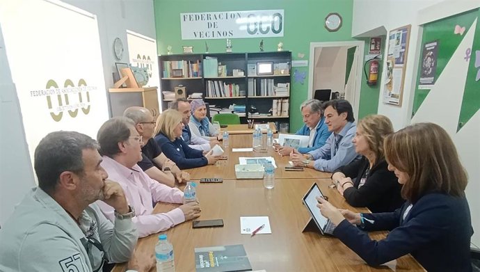 El portavoz del Grupo Popular del Ayuntamiento de Jaén, Agustín González en una reunión mantenida con dirigentes políticos y representantes de OCO.