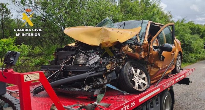 Uno de los vehículos involucrados en la colisión frontal ocurrida en el kilómetro 2,800 del camino vecinal El Baldío (Cáceres)