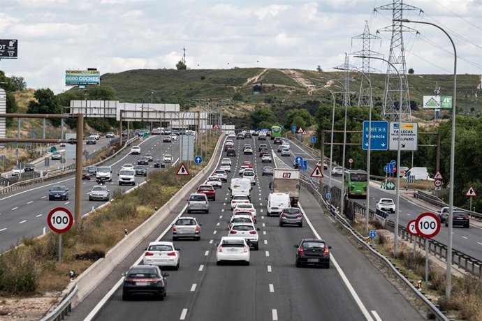Archivo - Varios coches durante la operación salida por el puente de mayo, en la A3, a 30 de abril de 2024, en Madrid (España). La Dirección General de Tráfico (DGT) prevé que se produzcan más de ocho millones de desplazamientos por carretera desde las 15