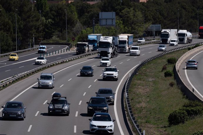 Arxiu - Tràfic durant l'operació sortida de Setmana Santa, en l'AP-7, a 17 d'abril de 2025, a Sant Cugat, Barcelona, Catalunya (Espanya)